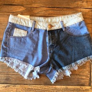 MID RISE FRAYED JEAN SHORTS